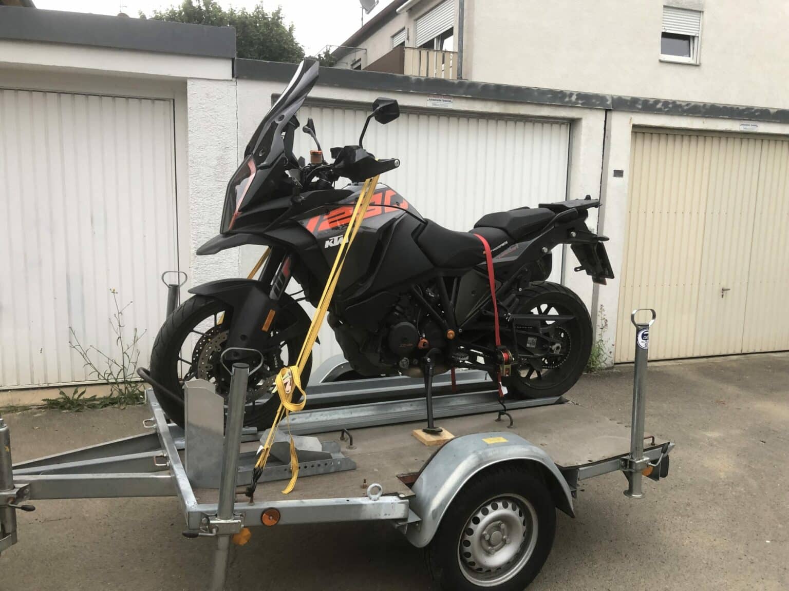 Eisbaer_Wohnmobile_Motorrad-Anhaenger